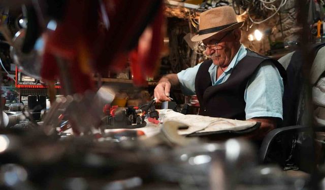 Emekli oldu, samanlığı atölyeye çevirdi: Komşularının bozulan eşyalarını ücretsiz tamir ediyor