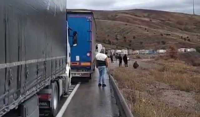 Erzincan-Erzurum yolunda yağış nedeniyle kontrolden çıkan tırlar çarpıştı, ulaşım durdu