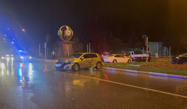 Erzincan'da sağanak yağış sonrası trafik kazası: 3 yaralı