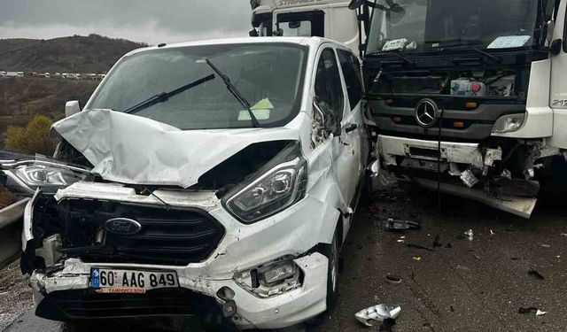 Erzurum'un Aşkale ilçesinde zincirleme trafik kazası: 3 araç birbirine girdi