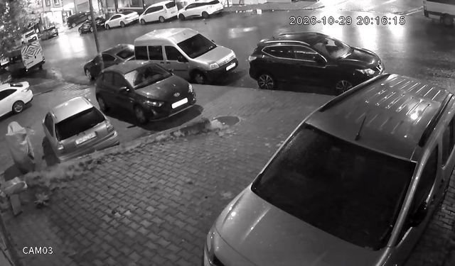 Esenyurt'ta yokuş aşağı direksiyon hakimiyetini kaybeden sürücü park halindeki araçlara çarptı: O anlar kamerada