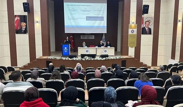ETÜ'de 'Cumhuriyet ve kalkınma' paneli düzenlendi