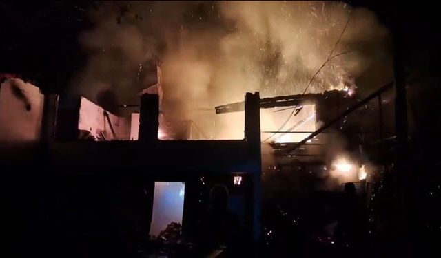Ev alevlere teslim oldu, hayvanlar son anda kurtarıldı