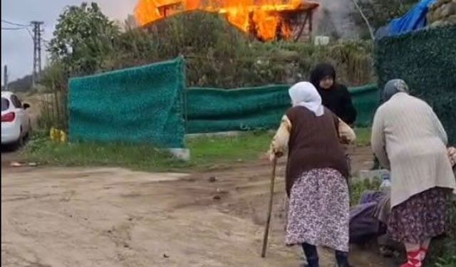 Ev yangınını gözyaşlarıyla izlediler