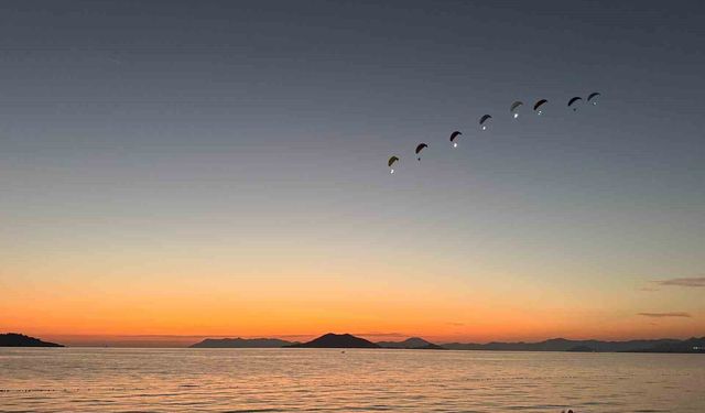 Fethiye'de Led Işıklı Motorlu Yamaç Paraşütü gösterisi beğenildi