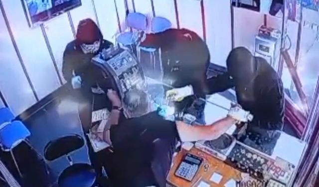 Gaziantep'te 5,6 milyon TL'lik silahlı ve biber gazlı kuyumcu soygunu: O anlar kamerada