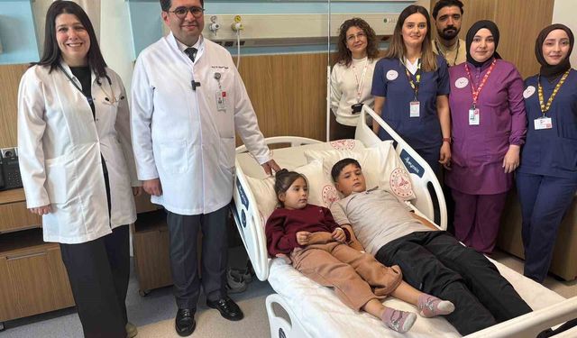Gaziantep'te iki kardeşin kalbindeki delikler aynı anda yapılan operasyonla kapatıldı
