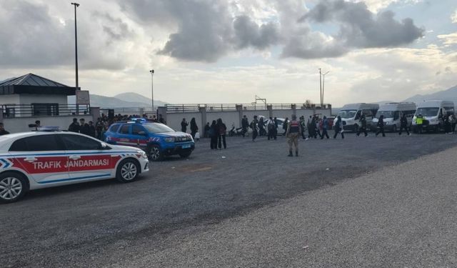 Gaziantep'te jandarmadan okul çevrelerinde huzur uygulaması: Aranan 181 şahıs yakalandı