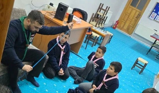 Genç izciler sabah namazında buluştu, camadan düğümü eğitimi aldı