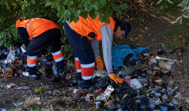 Gölbaşı Belediyesi ekipleri topladıkları şişeleri sergiledi