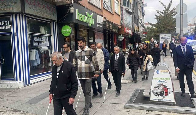 Görme engelliler için beyaz bastonlarla yürüdüler