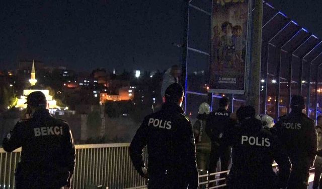 Haliç Köprüsü'nde intihar girişiminde bulunan şahıs 2 saat sonra ikna edildi