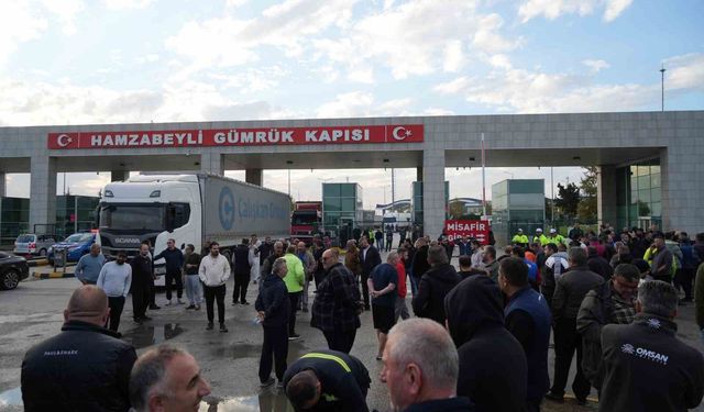 Hamzabeyli'de tır şoförleri sınır kapısının giriş ve çıkışını kapattı