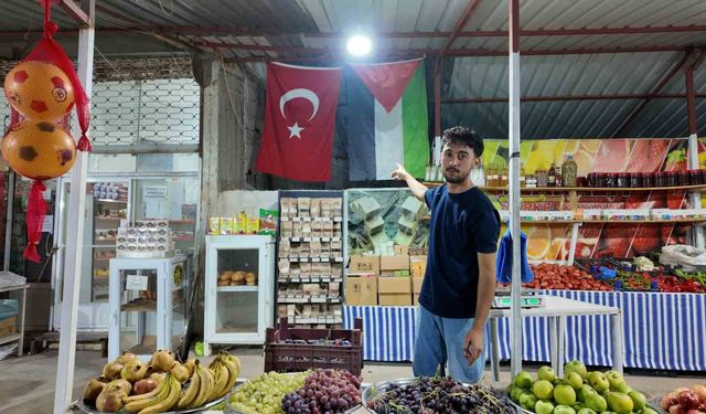 Hatay'da 3 yıldır marketine İsrail menşeli ürünleri sokmayan genç esnaf, dolabına boykot mesajı astı