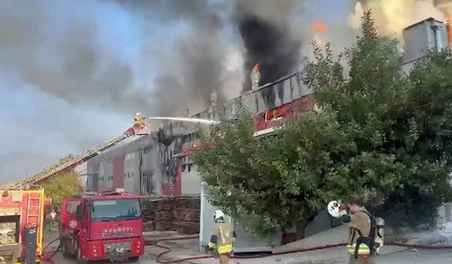 Hatay'da mobilya fabrikası alevlere teslim oldu
