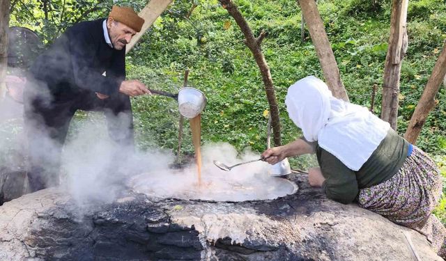 Hizan'da bir asırlık gelenek: Üzümden doğal pekmez üretiyorlar