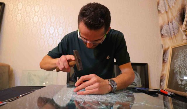 Hobi olarak başladı, camı çatlatarak sanat eserine dönüştürüyor