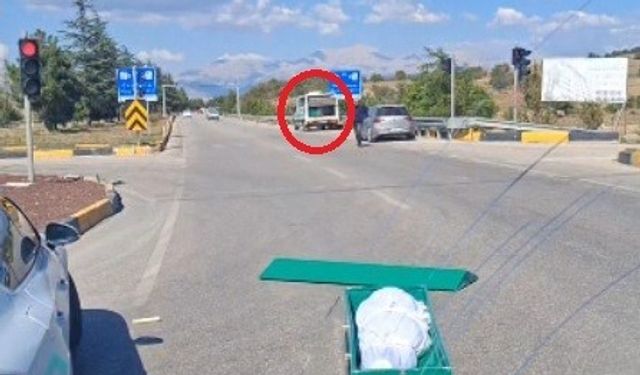 İçinde cenaze bulunan tabut, seyir halindeki cenaze nakil aracından yola düştü
