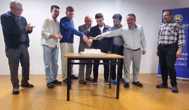 İhlas Vakfı Sıla Erkek Öğrenci Yurdunda kalan öğrenciler birlikte pasta kesti