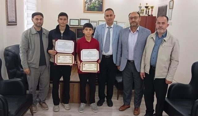 İki öğrenci daha icazet belgesini aldı