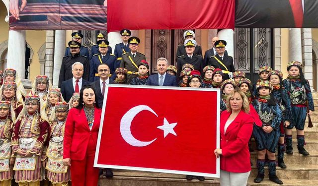 İlmek ilmek dokunan Türk bayrağı Vali Elban'a teslim edildi