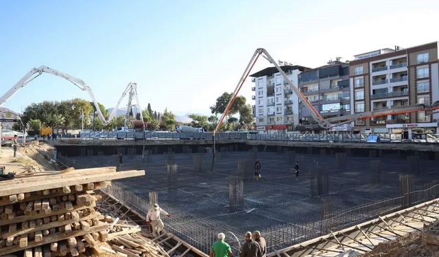 İncirliova'da Cumhuriyet Meydanı ve yeraltı otoparkı projesinde çalışmalar sürüyor