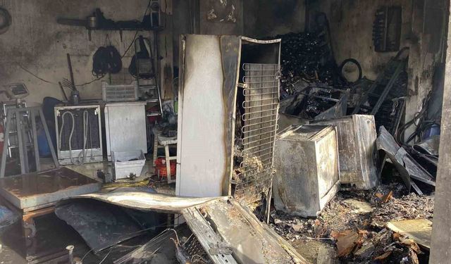 İş yerinde çıkan yangın 3 katlı binaya sıçradı: 2 kişi son anda kurtuldu