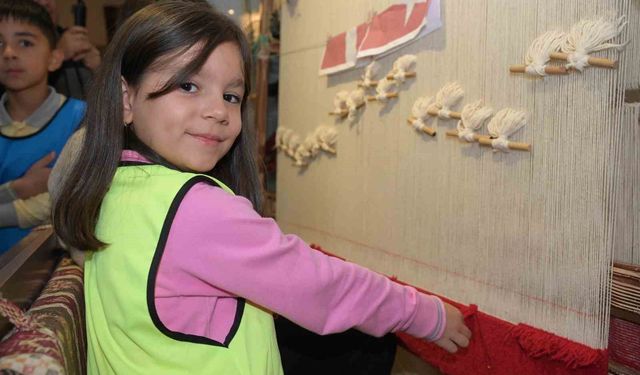Isparta'da 135 bin ilmekle Türk bayrağı motifli halı dokunuyor: Halıya her ziyaretçiden bir ilmek