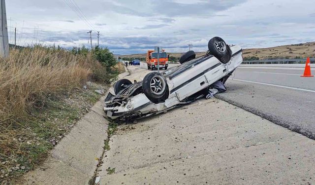 Isparta'da kontrolden çıkan otomobil 150 metre sürüklenip takla attı: 3 yaralı