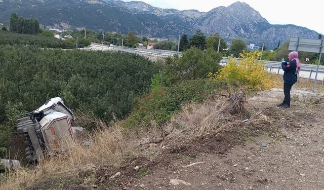 Isparta'da kum yüklü tır elma bahçesine devrildi, sürücü hayatını kaybetti