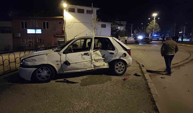 Isparta'da otomobiller kavşakta çarpıştı: 3 yaralı
