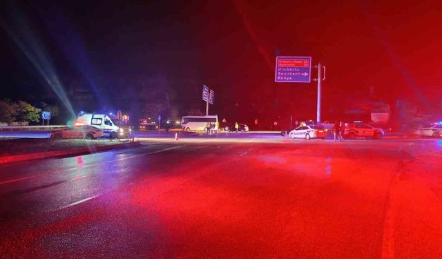 Isparta'da tarım işçilerini taşıyan midibüs ile tır çarpıştı: 17 yaralı