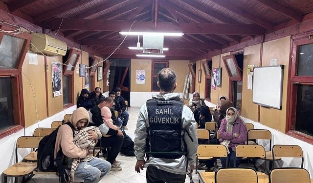 İzmir açıklarında 76 düzensiz göçmen yakalandı