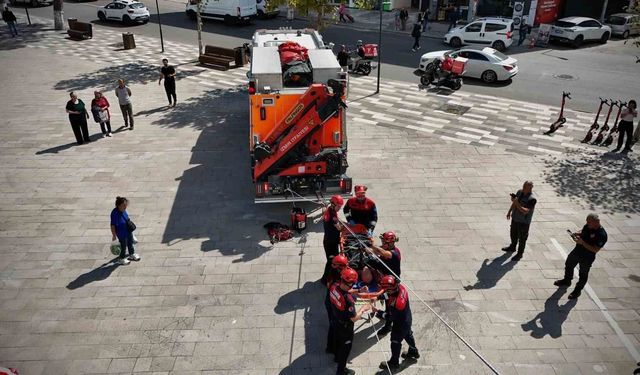 İzmir İtfaiyesi'nden gerçeği aratmayan tatbikat