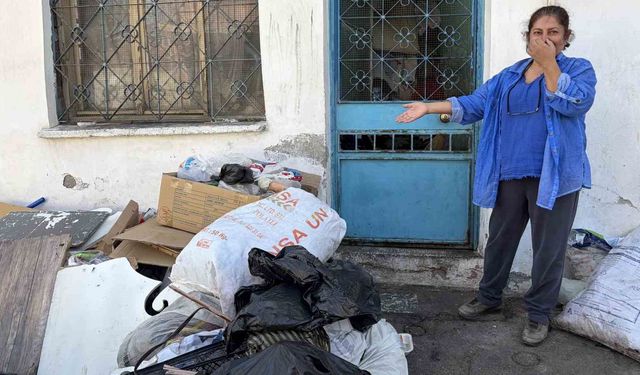 İzmir Konak'ta çöp ev kabusu: Mahalleli kötü koku ve haşerelerden isyan etti