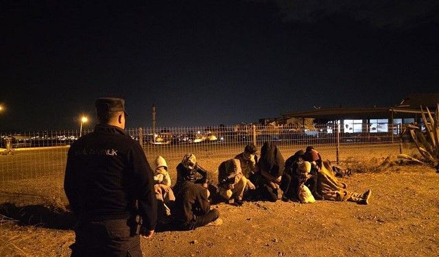 İzmir'de 8'i çocuk 15 düzensiz göçmen yakalandı