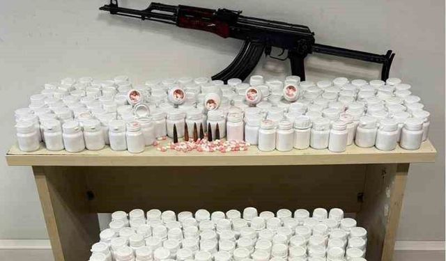 İzmir'de bir evden binlerce uyuşturucu hap ve kalaşnikof ele geçirildi