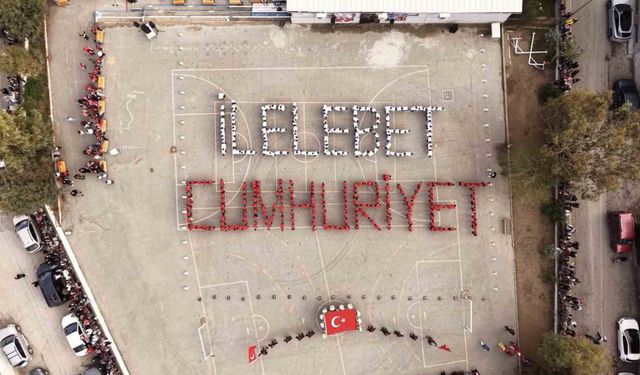 İzmir'de ilkokul öğrencilerinden anlamlı Cumhuriyet kutlaması