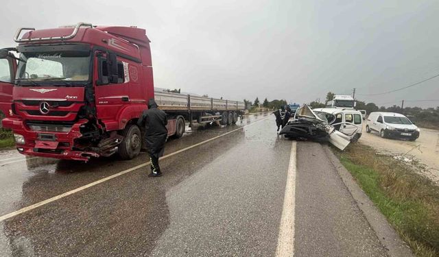 İzmir'de tır ile kamyonet çarpıştı: 1 ölü 1 yaralı