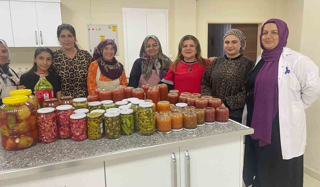 Kadınlar kışlık hazırlıklarını dayanışmayla yaptı