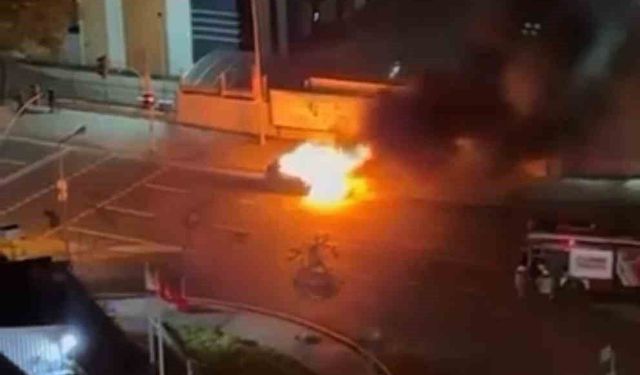 Kağıthane'de otomobil alevlere teslim oldu