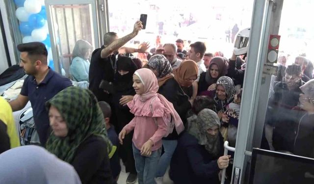 Kahramanmaraş'ta giyim mağazasında indirim izdihamı