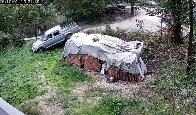 Kamyonet bahçeye uçtu, 3 kadın saniyelerle ölümden döndü