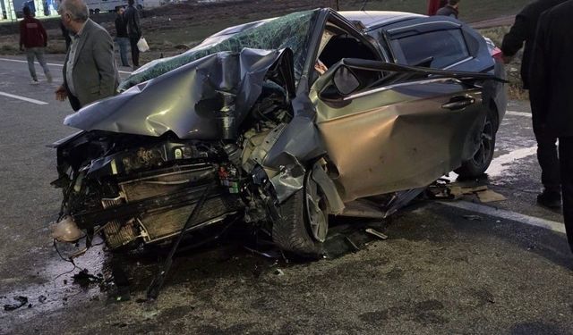 Karlıova'da otomobil direğe çarptı: 3 yaralı