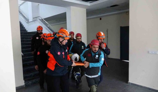 Kars'ta afet tatbikatı gerçeğini aratmadı: Minikler güvenli alanlara koştu
