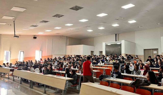 Kars'ta bin 985 üniversite öğrencisine 'El Ele Güvenli Geleceğe' semineri