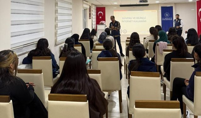Kars'ta Üniversite öğrencilerine siber güvenlik eğitimi