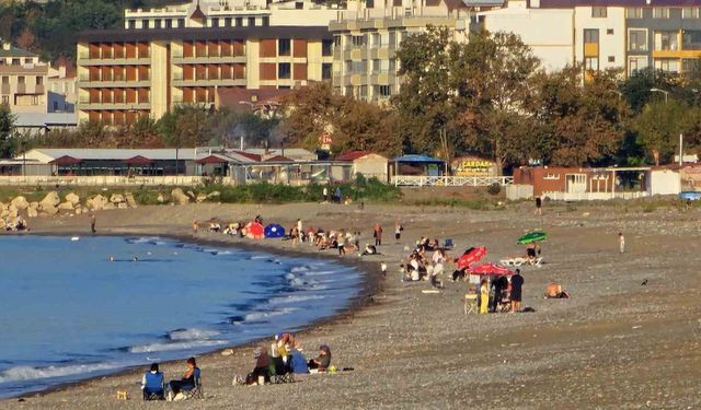 Kastamonu'da vatandaşlar yazdan kalma günün tadını sahilde çıkardı