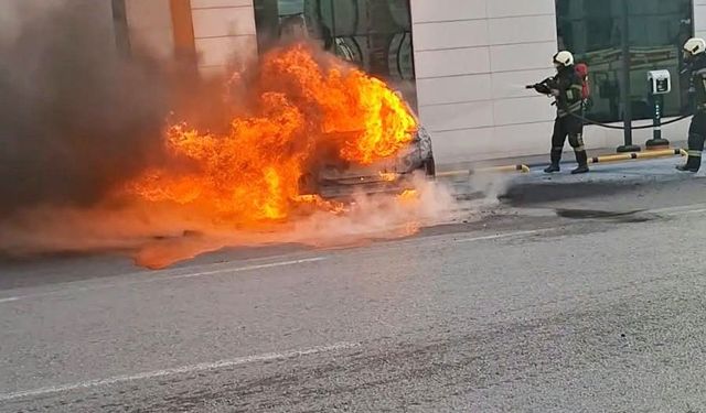 Kayseri'de elektrikli otomobil alev alev yandı
