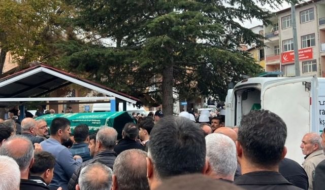 Kazada hayatını kaybeden 2 kişi son yolculuğuna uğurlandı